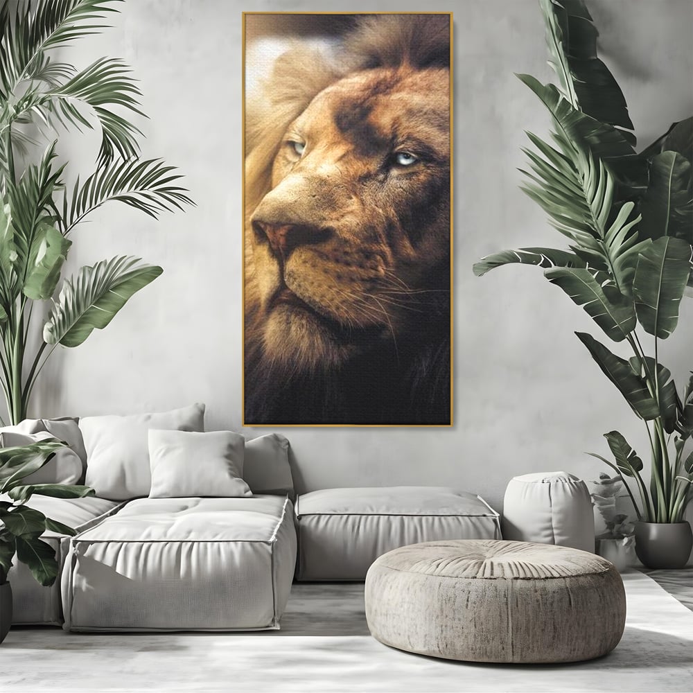 Tablou canvas cu tablou canvas cu chip de leu, in rama de aluminiu auriu, pe perete intr-un living